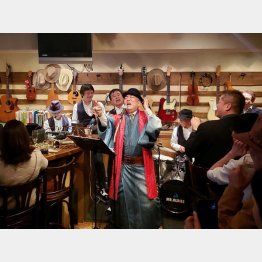オヤジバンドのボーカルとしても活躍（提供写真）