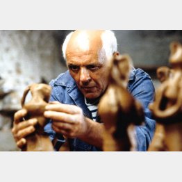 映画の中でもピカソは「ヨコシマTシャツ」を着ている（Ｃ）Merchant Ivory Productions／Ronald Grant Archive／Mary Evans／共同通信イメージズ