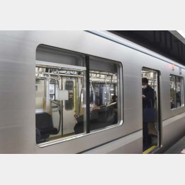 新型コロナウイルス感染対策で窓を開けて運行している東京メトロの車両（提供）東京メトロ