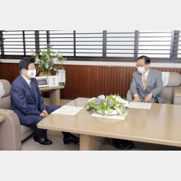 リニア中央新幹線建設について会談するJR東海の金子慎社長（右）と静岡県の川勝平太知事（代表撮影）