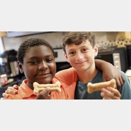 ダニエル・グラント君（左）とマックス・カポニグロ君（「ザ・パトリオット・レジャー」のフェイスブックから）