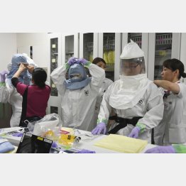 特殊なマスクや手袋などの防護服を着用する医師や看護師ら（長崎大病院の訓練）／（Ｃ）共同通信社