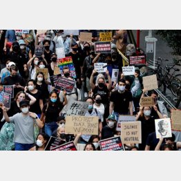 日本でも黒人男性暴行死事件に抗議のデモ行進する人々が…／（Ｃ）ロイター