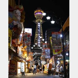 黄色にライトアップされた大阪・新世界の通天閣＝１２日夜（Ｃ）共同通信社