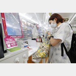 「富山モデル」は全国に広がる？（購入した商品をマイバッグに入れる買い物客＝東京・品川区）／（Ｃ）共同通信社