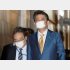 佐伯秘書官（左）も常にアベノマスク（右は安倍首相）／（Ｃ）日刊ゲンダイ