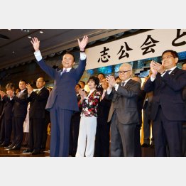 解散をニラんでいる？（2019年5月のパーティーでの麻生副総理）／（Ｃ）日刊ゲンダイ