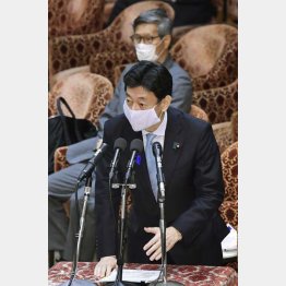 衆院予算委の閉会中審査で答弁する西村経済再生相（Ｃ）共同通信社