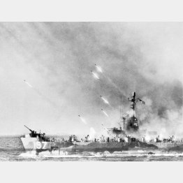 味方の部隊の沖縄上陸のために敵勢力をそぐべく艦上から発射されるロケット砲（C）Underwood Archives／Universal Images Group／共同通信イメージズ