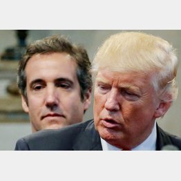 トランプ米大統領（右）と、大統領の個人弁護士を長年務めたコーエン氏（Ｃ）ロイター