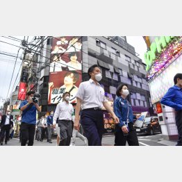 店舗を回り感染対策の協力を呼び掛けた吉住新宿区長（Ｃ）共同通信社