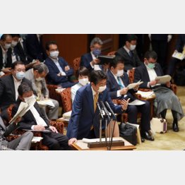 安倍首相のアベノマスク。大臣らでさえ使っていない（Ｃ）日刊ゲンダイ