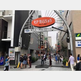 東京・錦糸町駅前にある繁華街（提供写真）