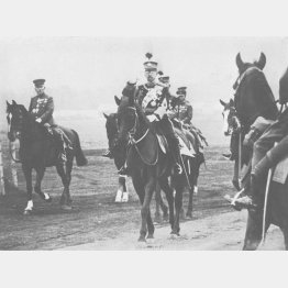 天長節観兵式で閲兵する昭和天皇（1931年4月29日、代々木練兵場＝日本電報通信社撮影）