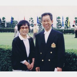奥さんの照子さんと一緒にゴルフ（提供写真）