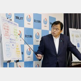 「Go To トラベル」事業の参加条件について説明する赤羽国交相（Ｃ）共同通信社