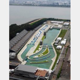 藻が発生…水が濁っていたカヌー・スラロームセンター（Ｃ）日刊ゲンダイ