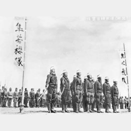 陸軍の特攻隊「振武隊」の「若桜隊」。右には「必殺隊」ののぼりも。1945（昭和20）年6月7日付読売報知新聞には「某基地にて岩佐報道班員5日発」として若桜隊が「特攻振武隊の一隊として3日沖縄方面に体当たり出撃した」との記事が残っている。写真右上に「陸軍省検閲済（同盟）」と記されている（Ｃ）共同通信社