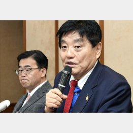 大村愛知県知事（左）と係争中の河村名古屋市長（3月の感染拡大防止プロジェクトチーム設置会見で）／（Ｃ）共同通信社