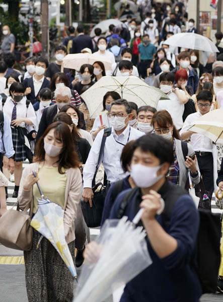 実際の解雇や雇い止めはもっと多い（帰宅時間帯に東京・新宿駅付近を歩く大勢の人たち）／（Ｃ）共同通信社