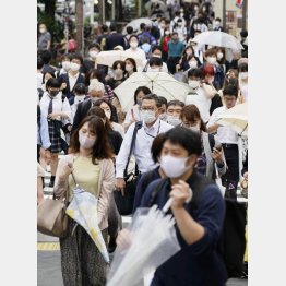 実際の解雇や雇い止めはもっと多い（帰宅時間帯に東京・新宿駅付近を歩く大勢の人たち）／（Ｃ）共同通信社