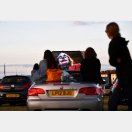 映画「ジョーカー」をドライビングシアターで見る人々（Ｃ）ロイター