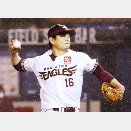 雨の中、4勝目を挙げた7月15日の西武戦（Ｃ）共同通信社