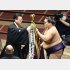伊勢ケ浜親方（左）から優勝旗を受け取る照ノ富士（Ｃ）共同通信社