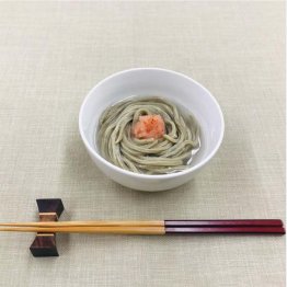 麺が緑色なわけは…（亀城庵のインスタグラムより）