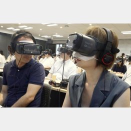 VRでパワハラを疑似体験する人事担当の参加者ら（Ｃ）共同通信社