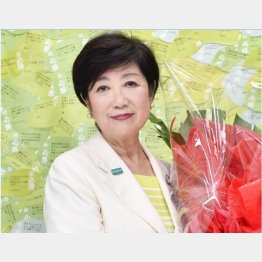 都知事再選が決まり笑顔の小池百合子氏（Ｃ）共同通信社