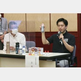 どうみても不自然な会見だった（4日、会見でうがい薬を示す大阪府の吉村洋文知事。左は大阪市の松井一郎市長）／（Ｃ）共同通信社