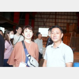 山本代表とスタッフの女性（提供写真）