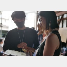 山本社長が信頼する藤井さん（右）／（提供写真）