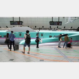 お盆の東京駅は稀に見る閑散…（Ｃ）共同通信社