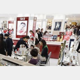 資生堂は百貨店の化粧品専用サイト内でスキンケア商品などをライブ動画で紹介するサービスを開始（Ｃ）共同通信社