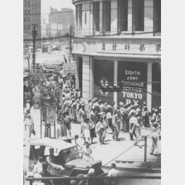 昭和21年8月、東京・銀座4丁目の服部時計店ビル。連合軍総司令部（GHQ）に接収されて占領軍専用売り場（PX）が設けられ、米兵があふれた（Ｃ）共同通信社