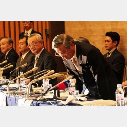 2010年1月、更正法を申請し会見する日本航空の西松遥（右端）前社長ら（Ｃ）日刊ゲンダイ