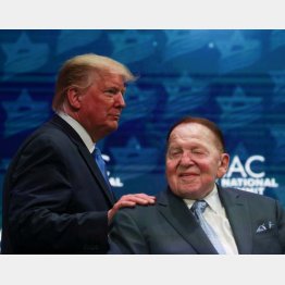 トランプ大統領とアデルソン氏（Ｃ）ロイター