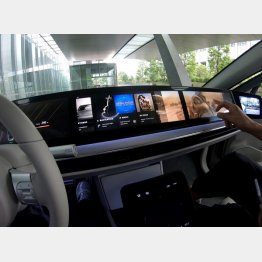 インパネにはソニー・ピクチャーズの映画が流れたり（写真）小沢コージ