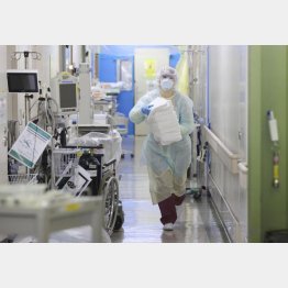 集中治療室（ICU）で新型コロナウイルスの重症患者の治療に当たる医療従事者（Ｃ）共同通信社