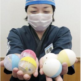 くら寿司が導入した「ビッくらポン」の紙容器（右）、左は従来のプラスチック容器（Ｃ）共同通信社