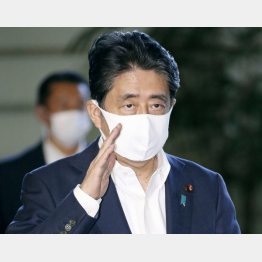 安倍首相、官邸入りでは「お疲れさま」のひと言（Ｃ）共同通信社