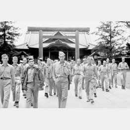 靖国神社を訪れた進駐軍兵士たち（Ｃ）共同通信社