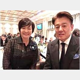 東京地検に逮捕された淡路明人容疑者（右）／（ツイッターから）