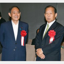 虎視眈々（右から、二階幹事長と菅官房長官）／（Ｃ）日刊ゲンダイ