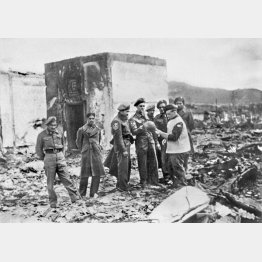 広島市の焼け跡で記念に瓦の破片や鉄片などを持ち帰る進駐軍兵士たち（1946年3月）／（Ｃ）共同通信社