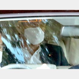 体調と失政は別次元の話（24日、検診を終え、慶応大学病院をあとにする安倍首相）／（Ｃ）日刊ゲンダイ