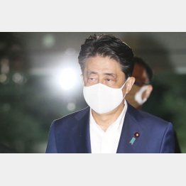 目力も弱くなってきた…（26日、首相官邸を出る安倍首相）／（Ｃ）共同通信社