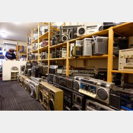 ラジカセがズラーッ!（Ｃ）日刊ゲンダイ